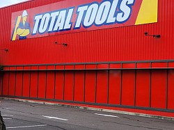 Total Tools sydney , vynil signage , shopfront glass signage , total tools hoxton park, total tools oran park, total tools brookvale, vynil signage, office partician ,